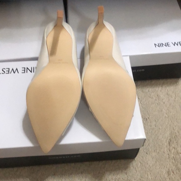 Brand New Ivory Colored Heels, Size 6 with box. - Picture 3 of 8